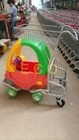 Oyuncak araba ve bebek koltuğu ile çizgi film çocuklar süpermarket alışveriş arabası